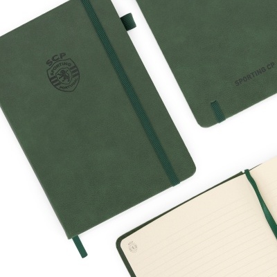 cadernos Sporting CP verdes com logo em relevo e folhas pautadas