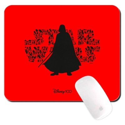 Tapete de rato vermelho com imagem de Darth Vader e texto Disney 100