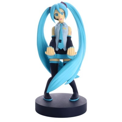 Figurinha colecionável de personagem anime com cabelo comprido azul