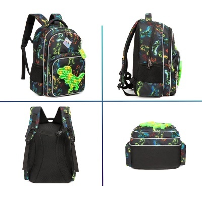 Mochila infantil colorida com padrão de dinossauros sob diferentes ângulos