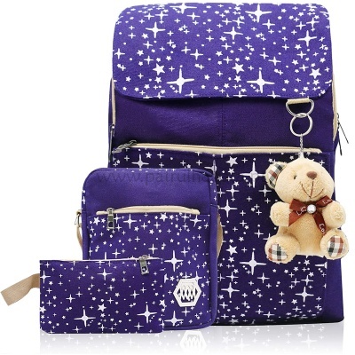 Conjunto de mochila, mala e estojo roxos com padrão de estrelas brancas e chaveiro de ursinho
