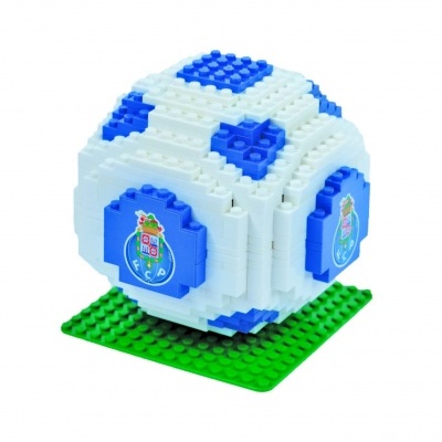 Cubo feito de blocos azuis e brancos com emblemas do F.C.P. em base verde