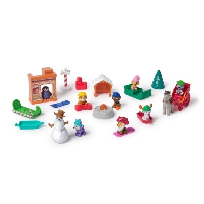 Brinquedos de plástico coloridos com tema de inverno e animais em fundo branco