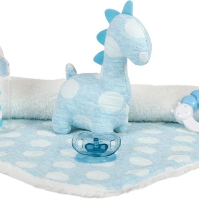 Produtos de bebê azuis sobre manta azul clara com manchas brancas