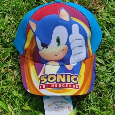 Boné azul com estampa do Sonic the Hedgehog em ambiente de relva