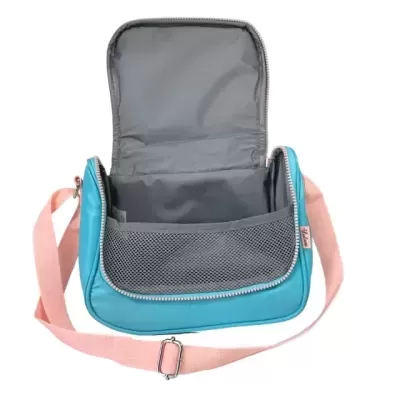 Bolsa azul com interior cinzento e alça rosa ajustável aberta com bolso de rede interior.