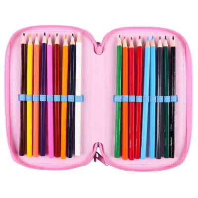 Estojo rosa aberto com lápis de cor coloridos organizados por elásticos azuis