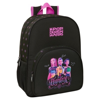 Mochila preta com imagens coloridas e texto K-POP DEMON HUNTERS