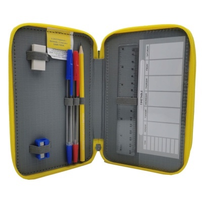 Estojo escolar amarelo aberto com material de escrita e régua