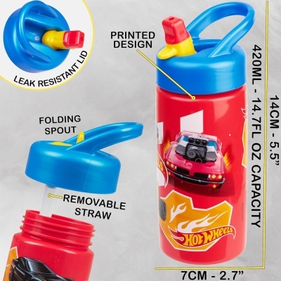 Garrafa de bebida Hot Wheels vermelha com tampa azul e bico dobrável vermelho e amarelo, com palhinha removível, à frente de fundo neutro.