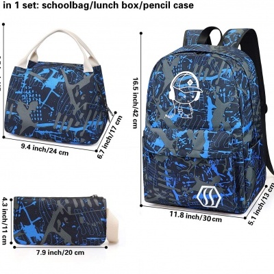 Conjunto mochila, lancheira e estojo azul e preto com padrão abstrato.