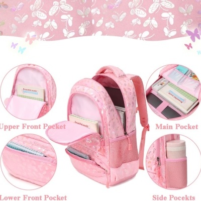 Mochila rosa com bolsos múltiplos e padrão floral, vista em fundo branco decorado.