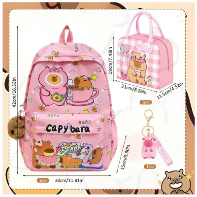 Conjunto rosa de mochila, bolsa e porta-chaves com desenhos de capivaras.