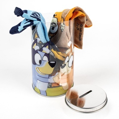 Lata metálica com personagens de desenho animado e meias coloridas dentro, tampa ao lado