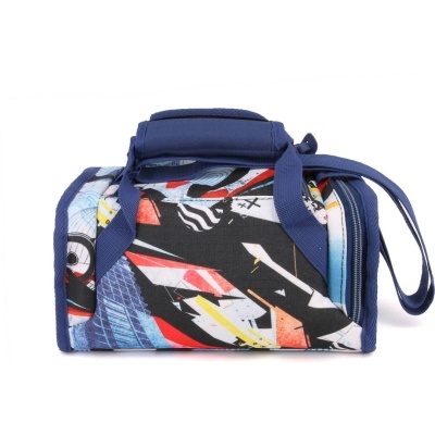 Mala pequena tipo bolsa com padrão geométrico colorido e alça azul