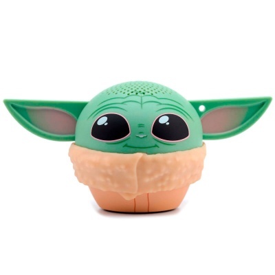 Coluna portátil verde Baby Yoda com casaco bege e orelhas grandes