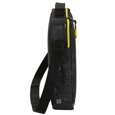 Bolsa tiracolo preta com padrão geométrico e fecho amarelo vista lateral