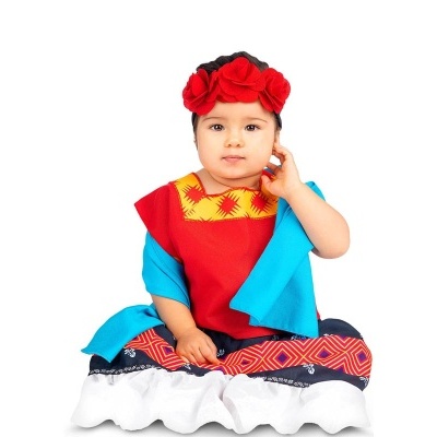 Criança vestida com traje tradicional colorido sentada com faixa de flores vermelhas na cabeça