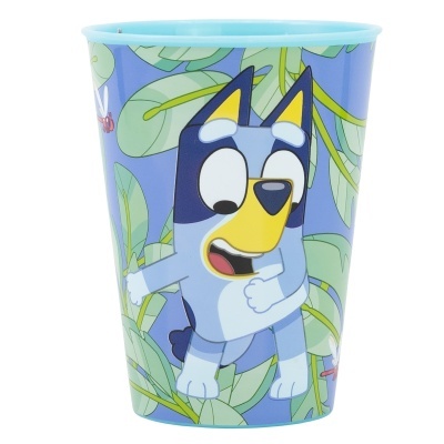 Copo de plástico azul com personagem animada Bluey e padrão de folhas