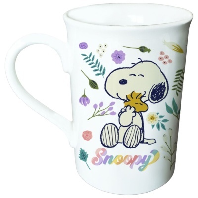 Caneca branca com ilustração do Snoopy e flores coloridas