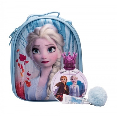 Mochila azul claro com imagem da personagem Elsa, frasco de perfume com tampa em forma de coroa e chaveiro azul peludo