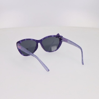 Óculos de sol com armação roxa e lentes escuras