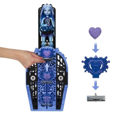 Brinquedo de plástico azul e preto com figura de boneca azul e detalhes em coração roxo