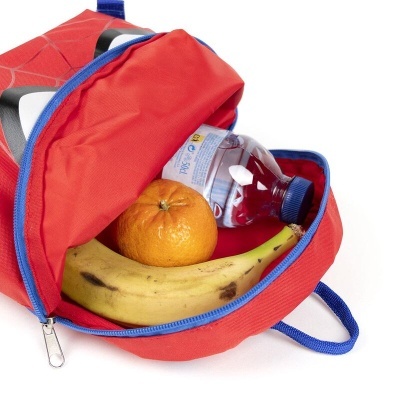 bolsa vermelha aberta com frutas e garrafa de água
