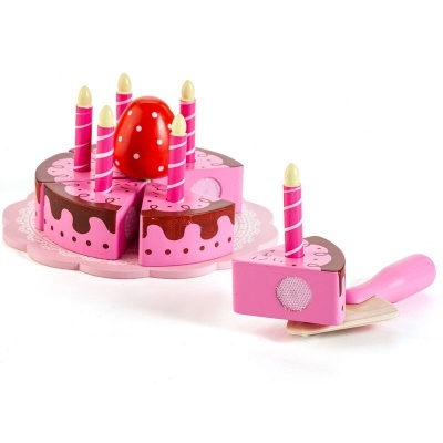 Bolo de brinquedo de madeira rosa com velas e morango de madeira
