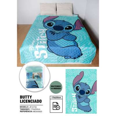 Colcha azul turquesa com estampa do Stitch da Disney em cama com almofadas claras