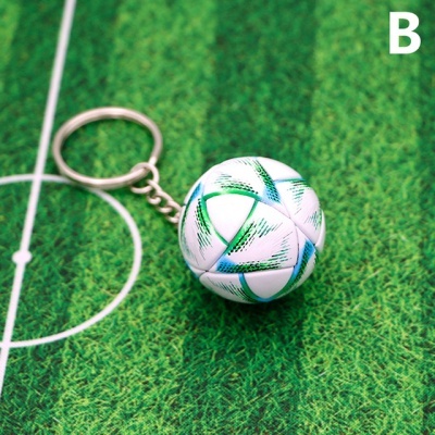 Chaveiro bola de futebol branco com detalhes verdes e azuis no relvado artificial