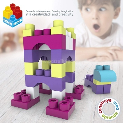 Blocos de construção Color Block multicolor em torre sobre mesa branca com criança ao fundo