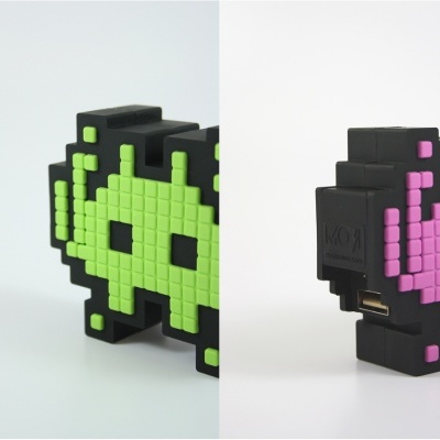 Bonecos pixelizados arcade em verde e rosa com fundo branco