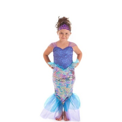 Criança vestida com fantasia de sereia roxa e azul com escamas coloridas