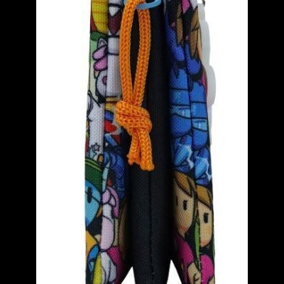 Carteira ou porta-documentos colorido com cordão laranja.