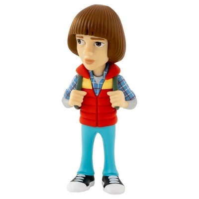 Figura de brinquedo com colete vermelho e mochila bege