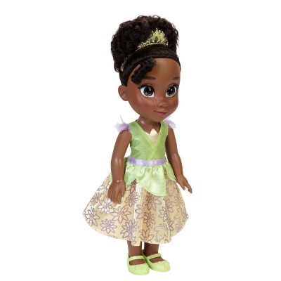 Boneca infantil com vestido verde e beige e cabelo encaracolado