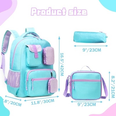 Conjunto de mochila azul turquesa com detalhes roxos e acessórios para escola em fundo branco.