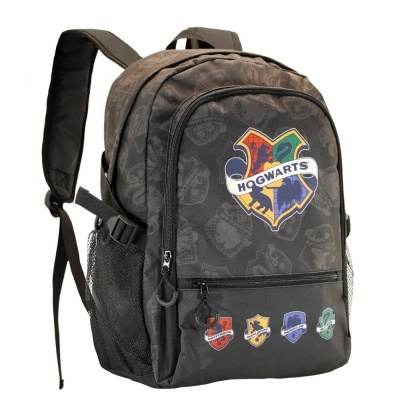 Mochila preta com logos coloridos das casas de Hogwarts