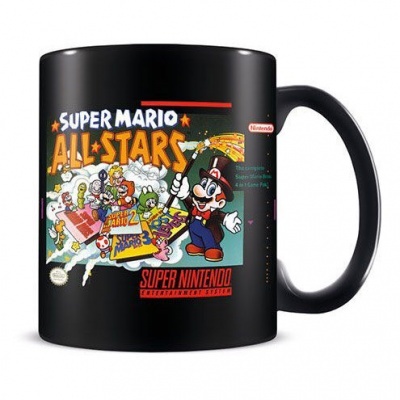 Caneca preta com design Super Mario All Stars e logo Super Nintendo