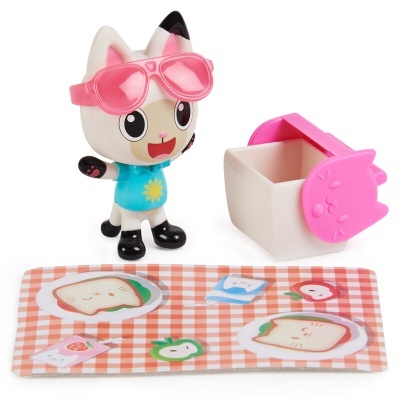 Figura de gato com óculos rosa e caixa com tampa rosa em forma de gato sobre tapete xadrez