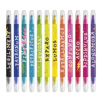 Conjunto de canetas coloridas com palavras em letras maiúsculas e decoração temática