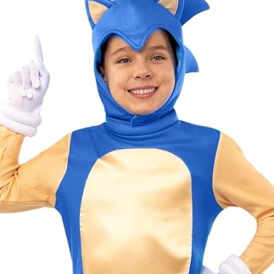 Criança com fantasia azul e bege do Sonic a sorrir e apontar o dedo