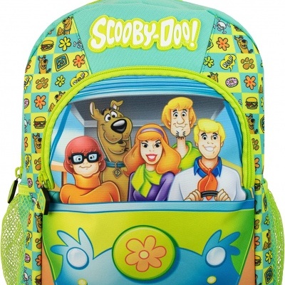 Mochila infantil verde e amarela com estampa de Scooby-Doo no carro