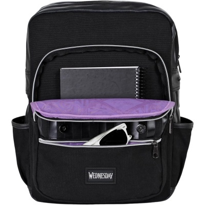 Mochila preta com bolso frontal aberto contendo óculos e caderno