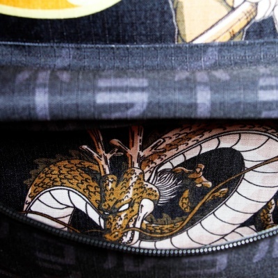 Mochila cinzenta com estampa interna de dragão dourado e branco