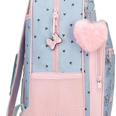 mochila azul claro e rosa com padrão, chaveiro de laço e pompom cor-de-rosa