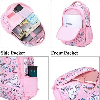 Mochila rosa com padrão colorido de unicórnios e arco-íris, vários bolsos abertos mostrando objetos