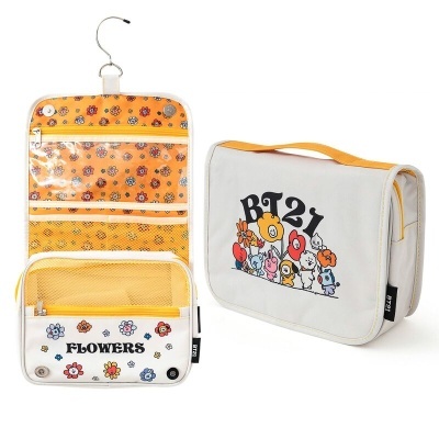 Bolsas de tecido com padrões de flores e personagens BT21, uma aberta e outra fechada.