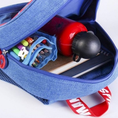 Mochila azul aberta com estojo de lápis, garrafa vermelha e cadernos